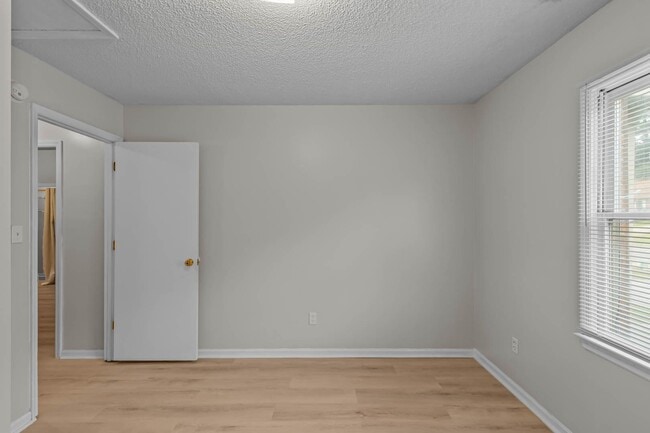 Building Photo - Newly renovated 2 bedroom 1 bathroom duplex