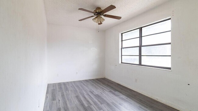 Building Photo - 604 Roselyn Ave