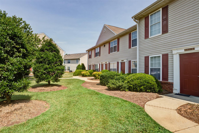 Building Exterior - River Birch at Town Center Apartments