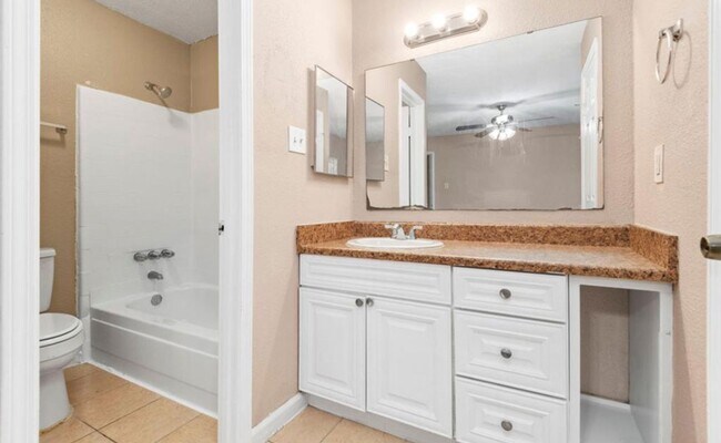 Building Photo - 4 Bedroom Home with 2 Bath and large back ...
