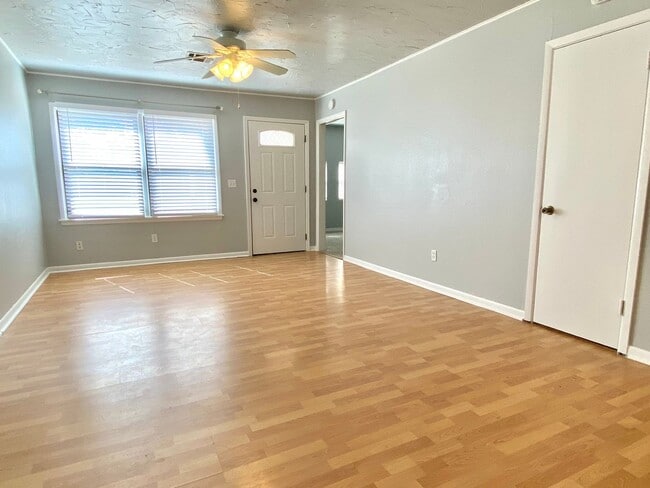 Building Photo - Cute 3 bed 2 bath in the hear of Edmond!!