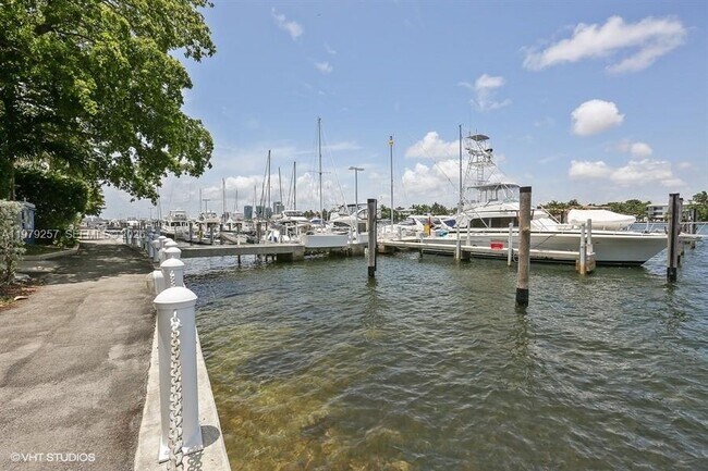 Building Photo - 3 Grove Isle Dr