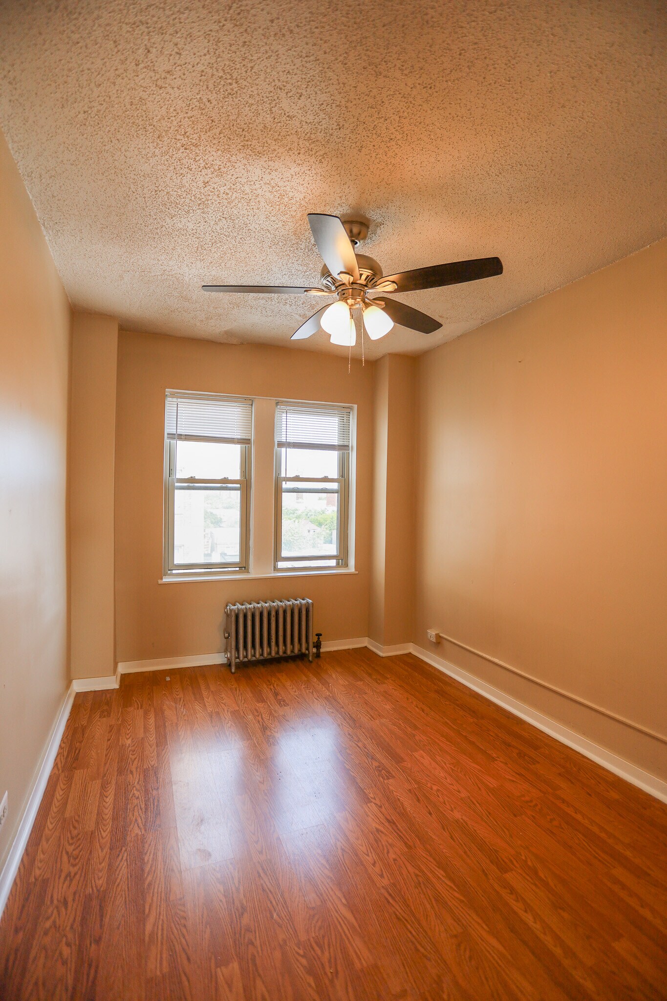 Building Photo - 911 W Lawrence Ave