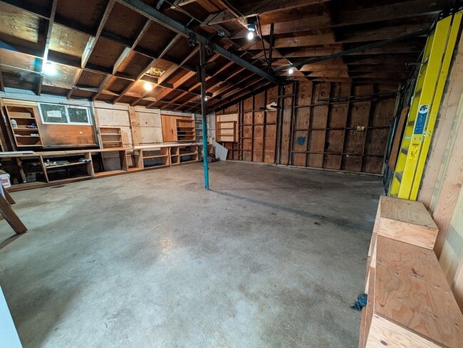 Building Photo - Gorgeous 3 Bed 2 Bath Orchards House with Shop