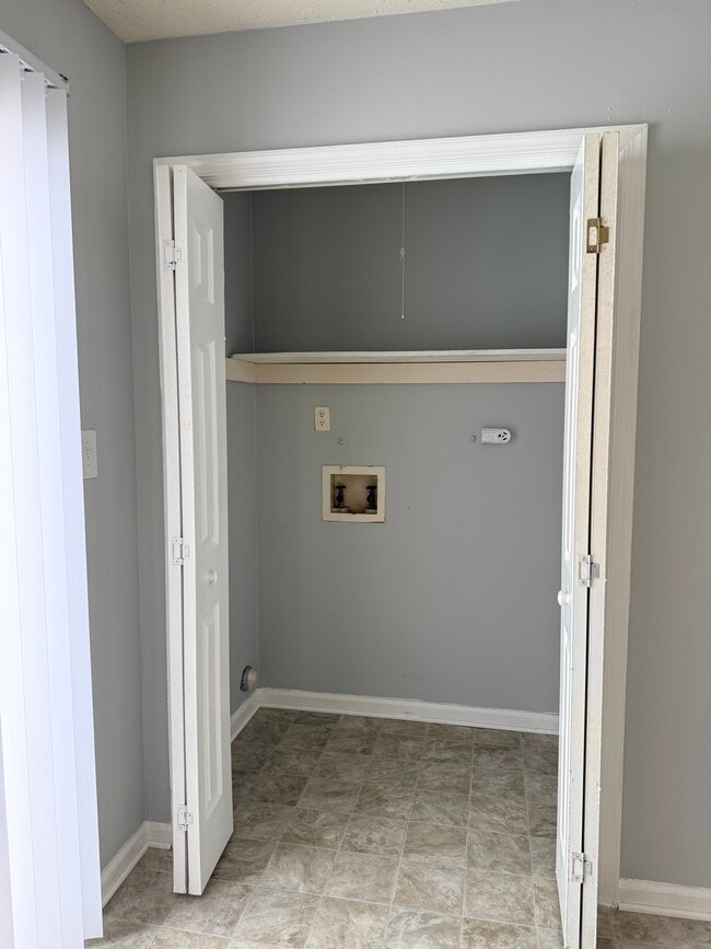 Building Photo - 15 Ferguson Dr