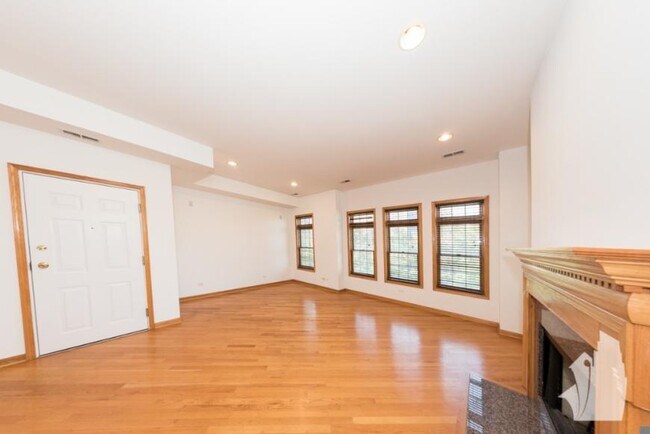 Primary Photo - 3 bedroom in Chicago IL 60614
