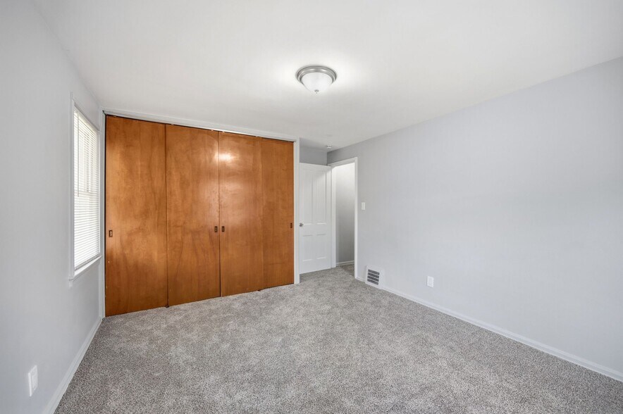 Building Photo - 253 E 250th St