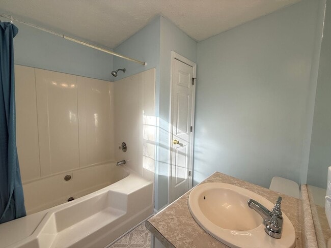 Building Photo - 3 Bedroom/2 Bath Home