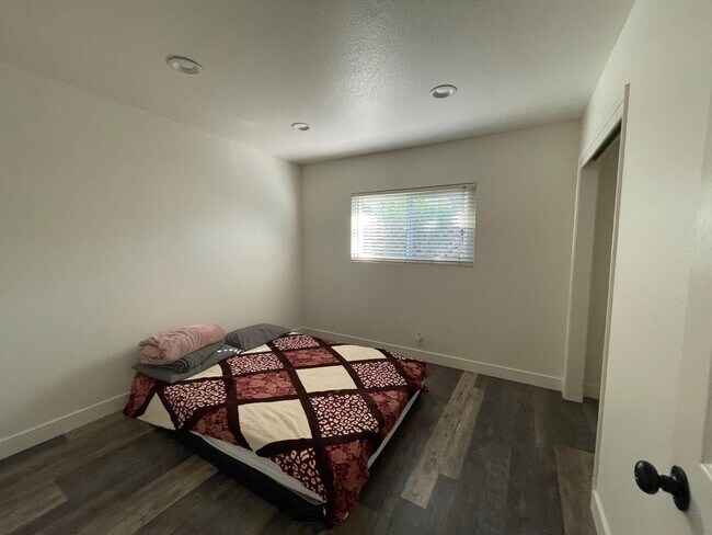 Building Photo - 6128 Chickasaw Ct