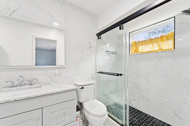 Building Photo - 480 SW Lakehurst Dr