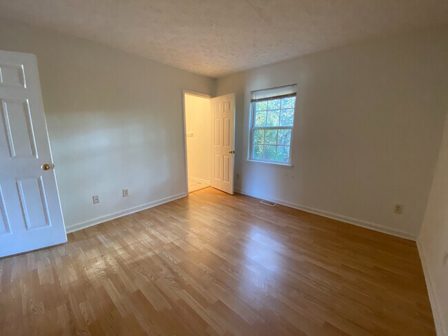 Building Photo - Room in House on Renyard Ct