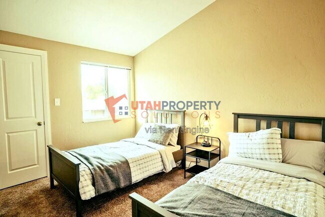 Building Photo - 7290 Racquet Club Dr