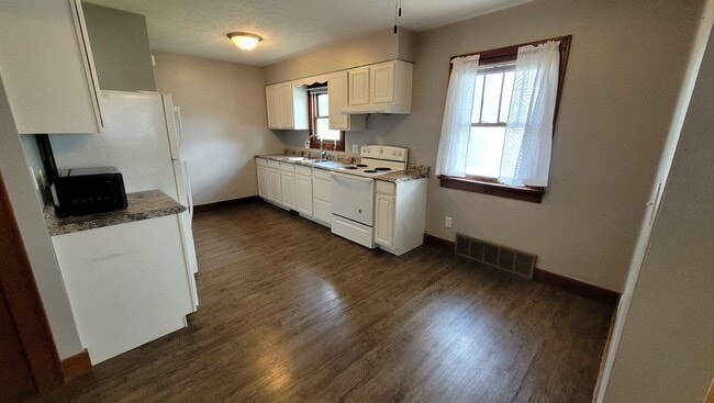 Building Photo - 908