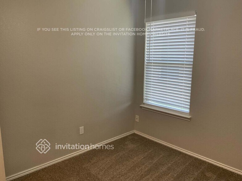 Building Photo - 910 Simi Dr