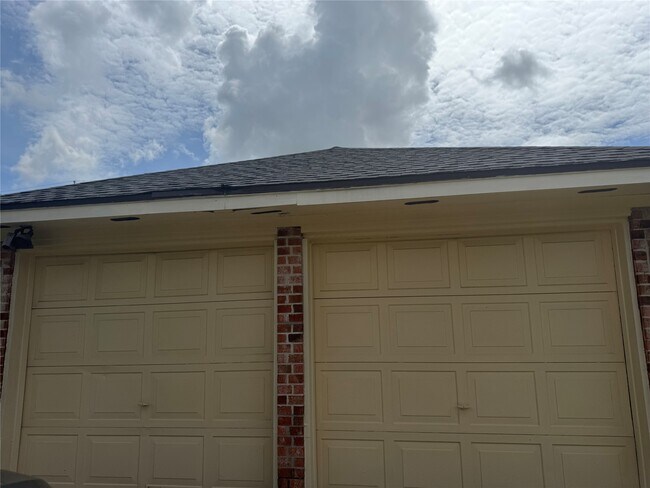 Building Photo - 11922 Sulphur Springs Dr