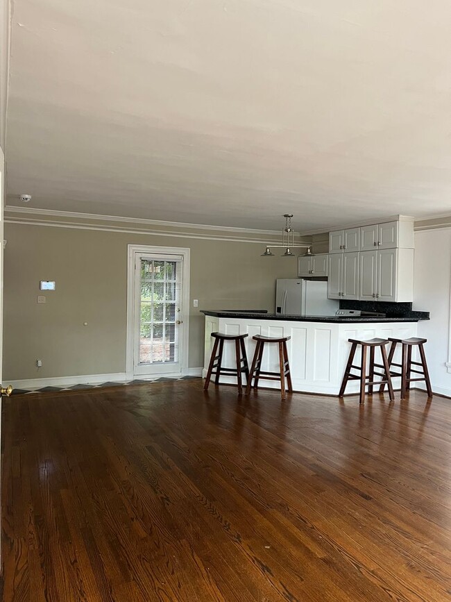 Building Photo - -- AVAILABLE SEPTEMBER 4TH -- 2 BR / 1 BA Beautiful Historic Carriage House on Monument Ave! Avai...