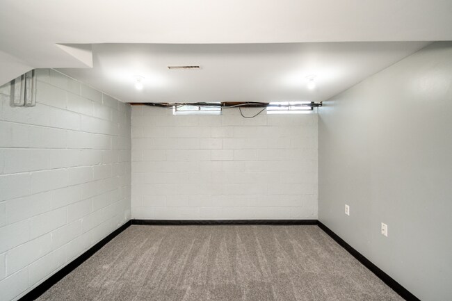 Building Photo - 1239 Ashover Dr