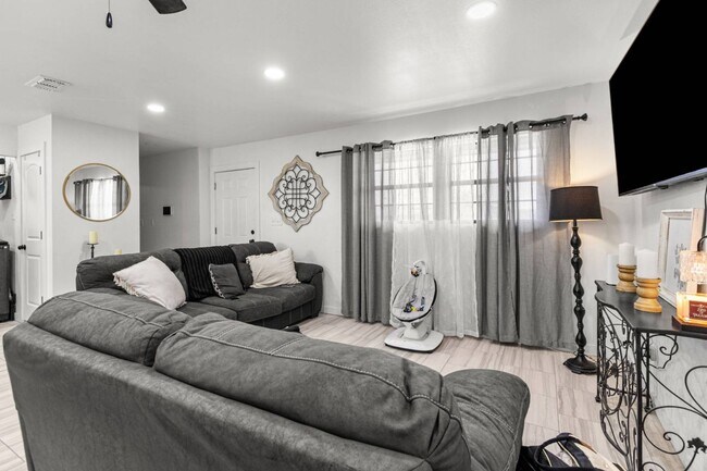 Building Photo - 4 bed 3 bath
