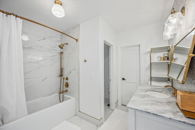 Building Photo - 11223 Pond View Dr