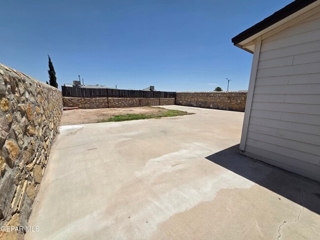 Building Photo - 2304 Tierra Serena Rd