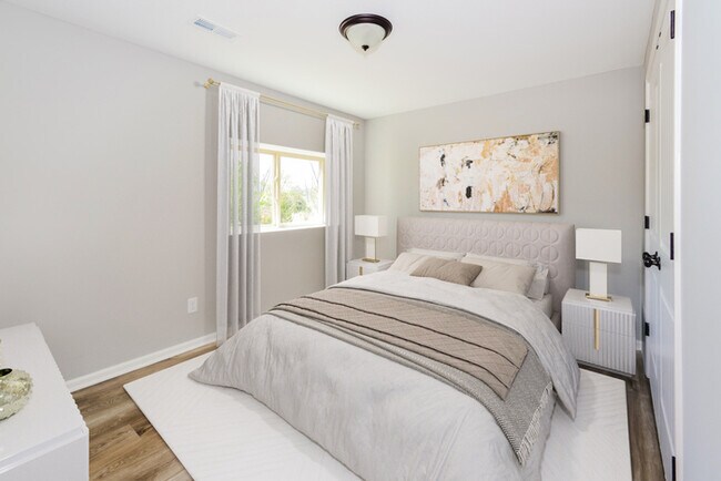 Building Photo - Fantastic 4bd/3ba home! Coming soon!