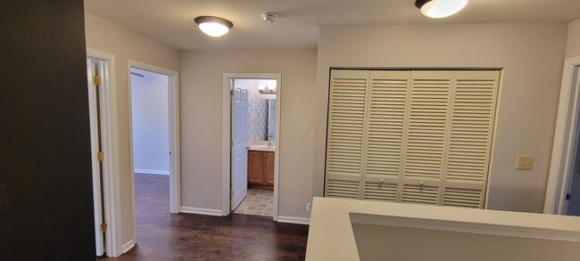 Building Photo - Beautiful 3 bedroom 2.5 bathroom END Unit ...