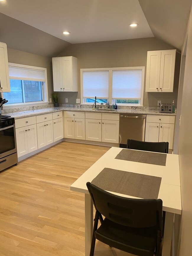 Building Photo - Waterfront Cottage in Oakland Beach