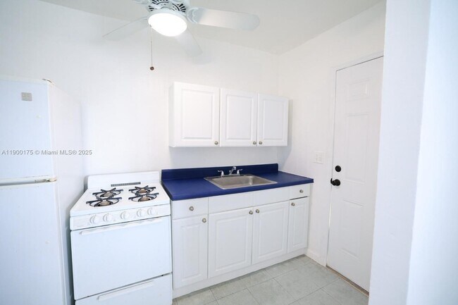 Building Photo - 126 SW 18th Ave