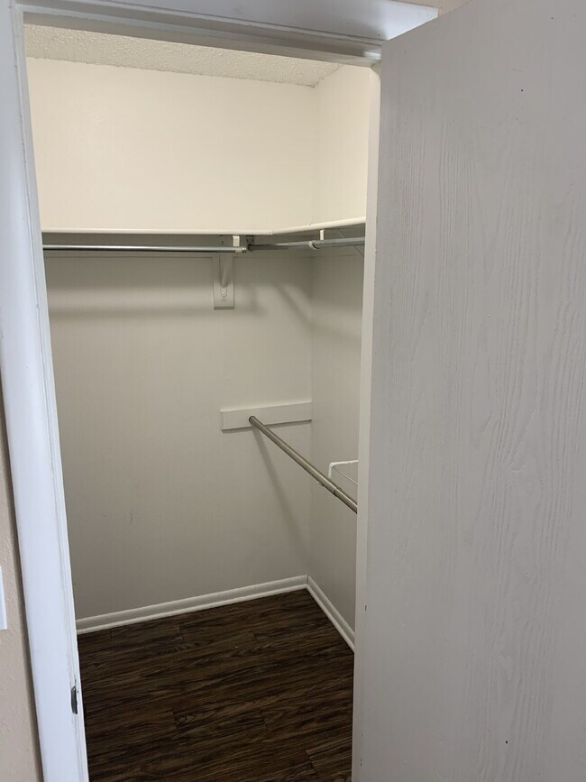 Building Photo - 2 Bedroom with Garage for Rent