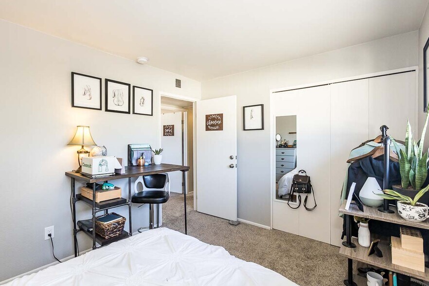 Building Photo - 1750 Prefumo Canyon Rd