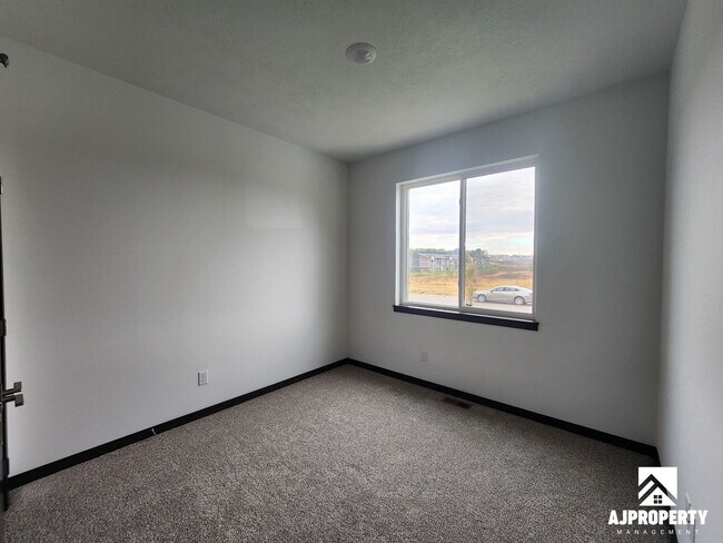 Building Photo - 300 S Willow Spring Dr