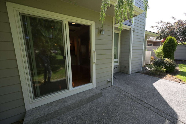 Building Photo - 2 bed plus office, 2 bathroom condo in Sun...