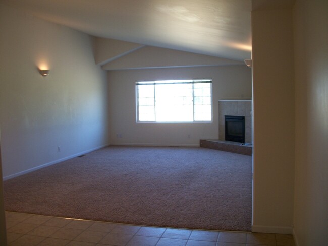 Building Photo - 4 Bedroom, 3 Bathroom Spacious Duplex