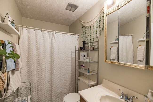 Building Photo - Awesome 5-Points corner Condo!
