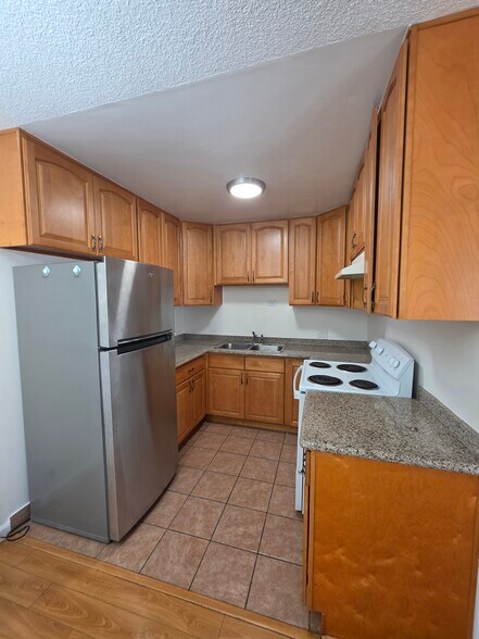 Building Photo - 620 W Lexington Dr