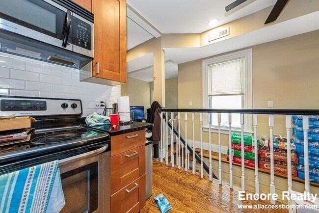 Building Photo - 1566 Tremont St