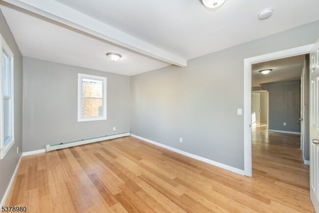 Building Photo - 581 E 18th St