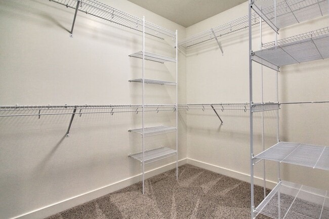 Building Photo - Spacious 2 Bed/2 Bath Condo in Prime Location