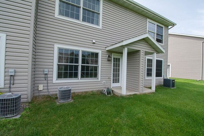 Building Photo - Townhome in Quiet NW Rochester Neighborhood!