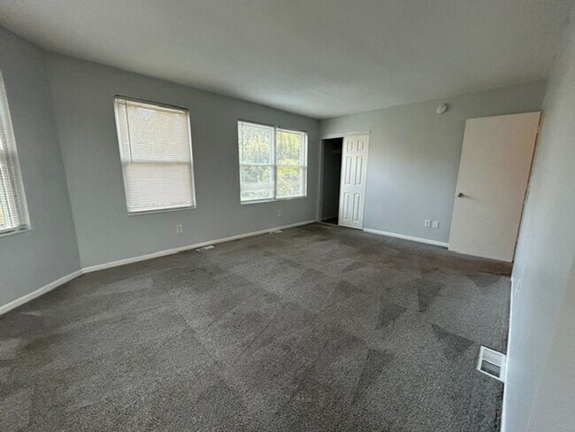 Building Photo - 819-823 Riverview Terrace