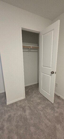 Building Photo - 115 Kings Row Ln