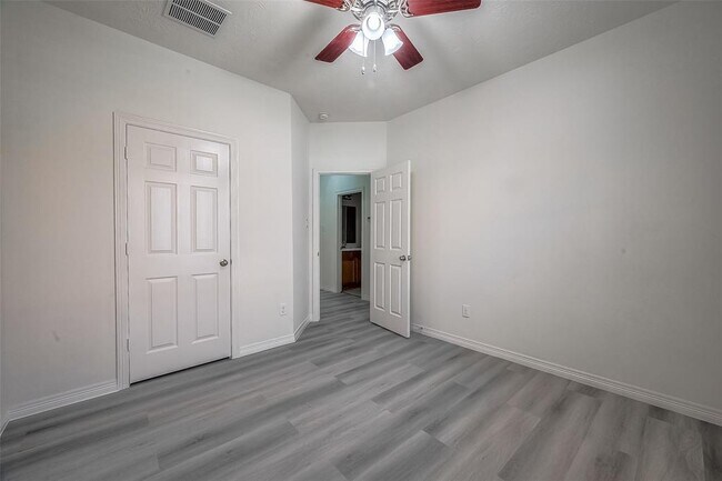 Building Photo - 520 West Fork