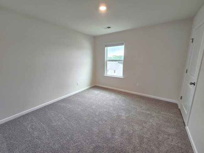 Building Photo - 942 Pineland Dr