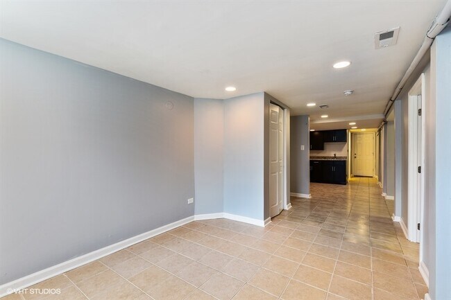 Building Photo - 6610 S Rhodes Ave