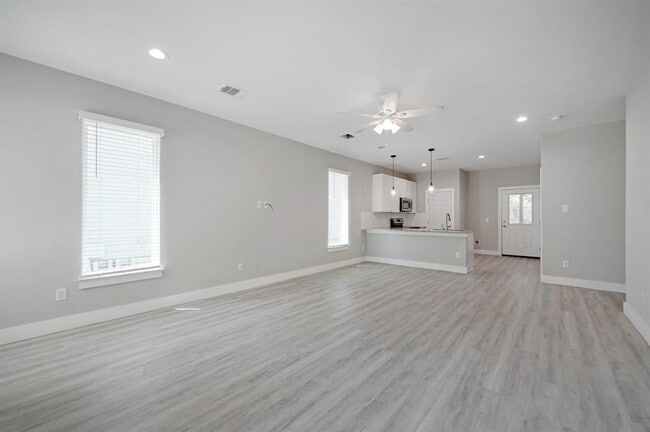 Building Photo - 346 Shady Bluff Dr