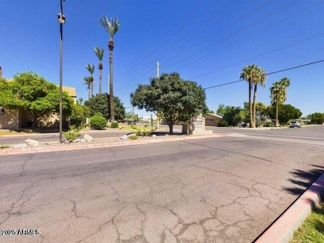 Building Photo - 921 W University Dr