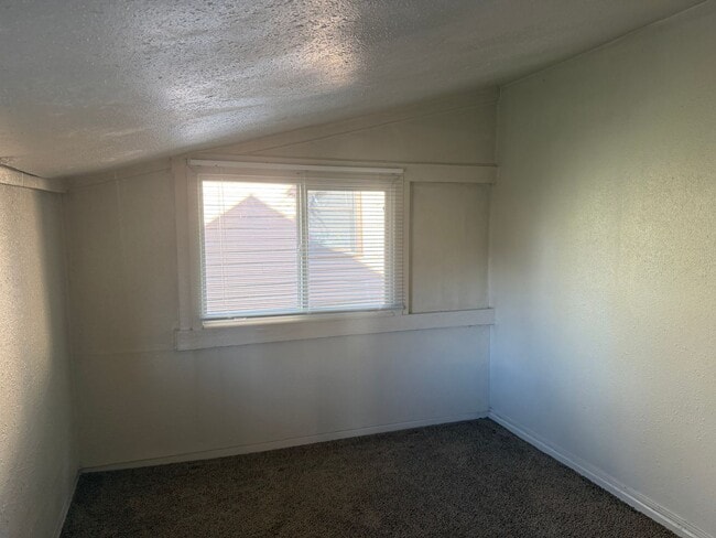 Building Photo - 2 bedroom 1 bathroom house - Close to Campus!