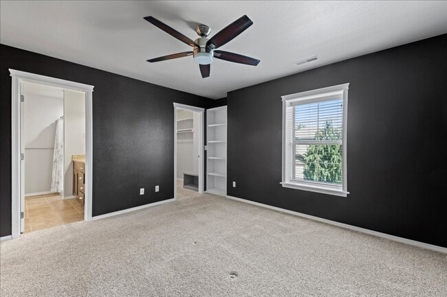 Building Photo - Centrally Located 3 Bedroom 2.5 Bathroom Home