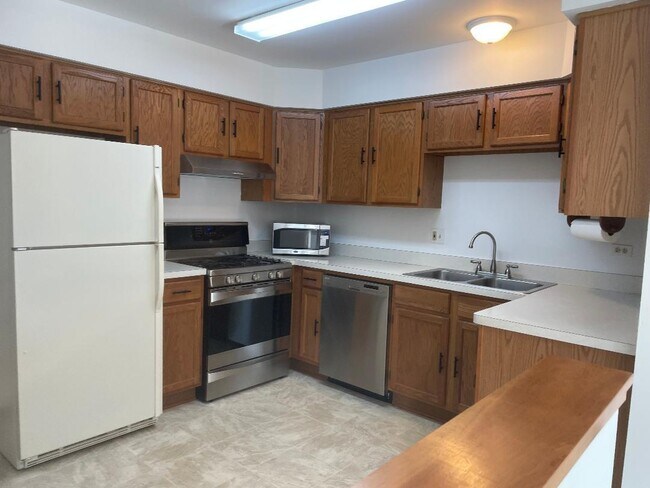 Building Photo - 75 Kingsport Dr