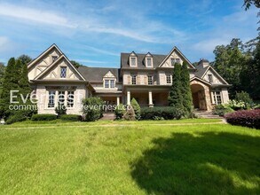 Building Photo - Spacious 7 Bed/8 Bath Home with Garage / Pet-Friendly / Available Now!